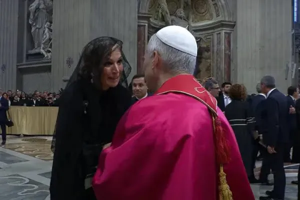 600x400_emocin-maxima-zorreguieta-saludo-al-papa-francisco-tras-misa-entronizacion-1083956-075135