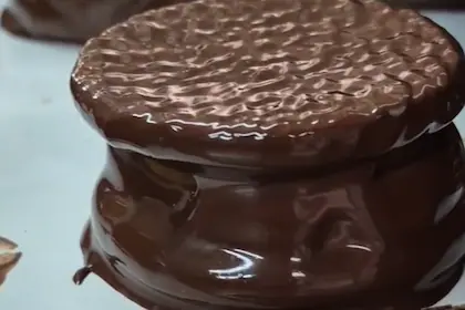 el-alfajor-con-relleno-generoso-de-dulce-de-leche-OEQBGTBAVBGXFFIQSSOJOUCS54