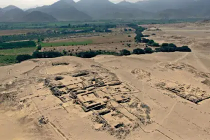 la-piramide-en-ruinas-y-el-desarrollo-circundante-JNTV7HMHLNBQFECTOVXGJOGV2M