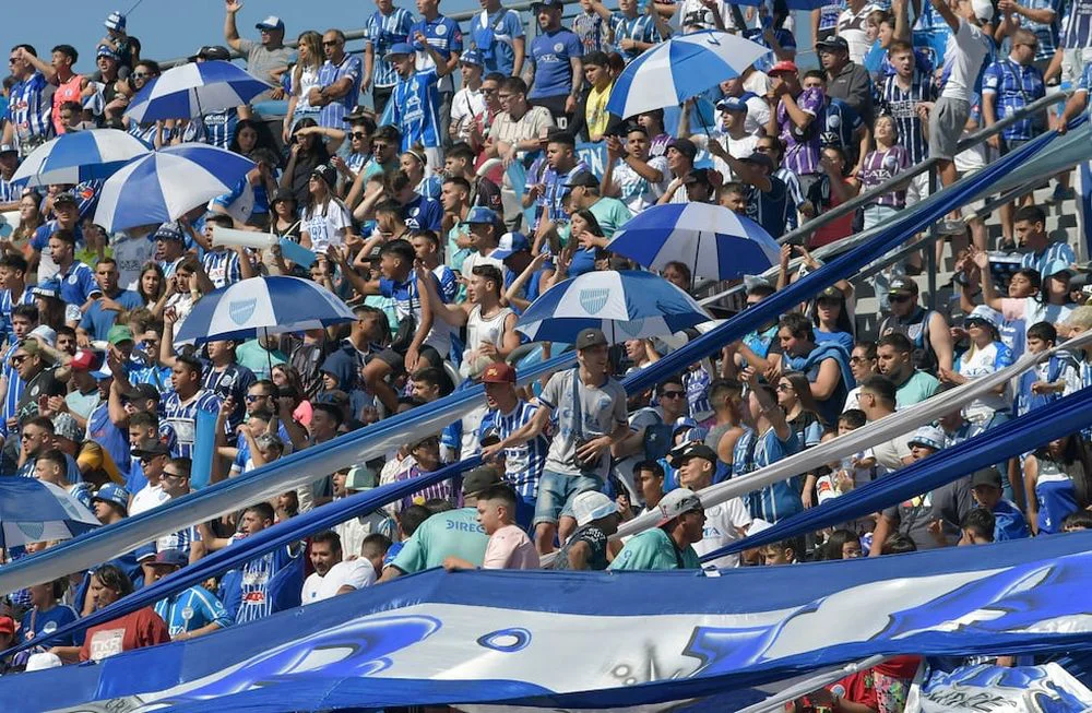 hinchada-del-club-atletico-godoy-cruz-antonio-tomba-foto-orlando-pelichotti-los-andes