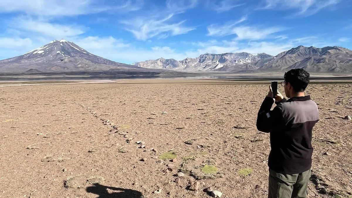 uno-los-miembros-del-equipo-tomando-imagenes-al-volcan-maipojpg
