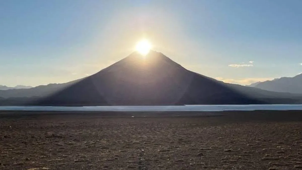 la-imagen-la-puesta-del-sol-el-20-marzo-2025-el-volcan-maipo-incasjpg